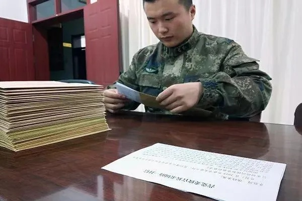 战争前线牌兵布阵中，千里传递思念：等待送达的家书里的亲情和坚定